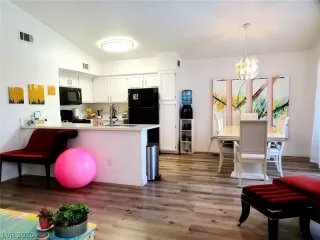 Photo #5: 2203983 Listing