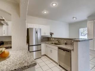 Photo #4: 2204405 Listing