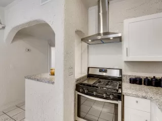 Photo #5: 2204405 Listing