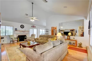 Photo #3: 2204493 Listing