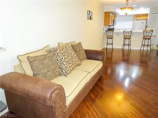 Photo #5: 2204653 Listing