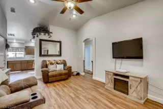 Photo #6: 2205587 Listing