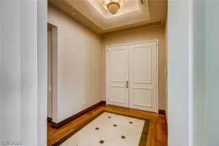 Photo #1: 2206429 Listing