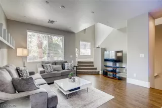 Photo #1: 2206936 Listing