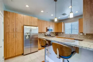 Photo #3: 2206936 Listing