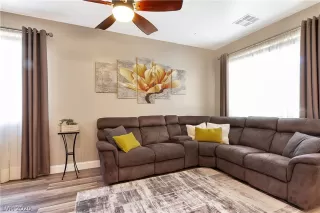 Photo #3: 2207299 Listing