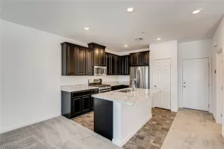 Photo #5: 2208641 Listing