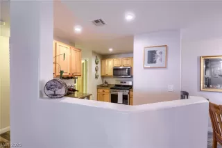 Photo #6: 2208708 Listing