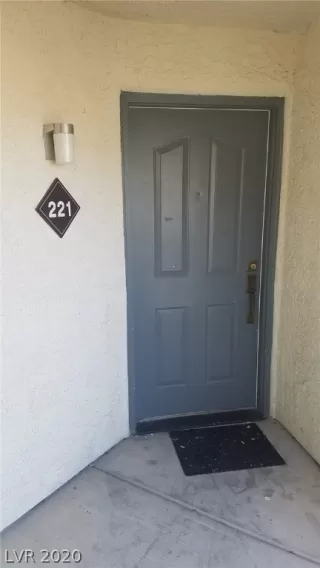 Photo #3: 2208758 Listing