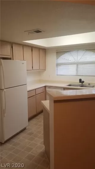 Photo #5: 2208758 Listing