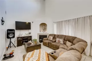 Photo #4: 2208816 Listing