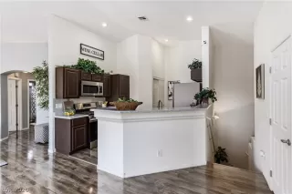 Photo #5: 2209664 Listing