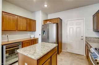 Photo #5: 2212310 Listing