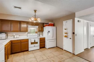 Photo #3: 2212863 Listing