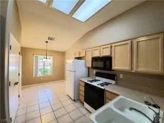 Photo #2: 2212909 Listing