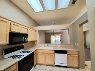 Photo #3: 2212909 Listing