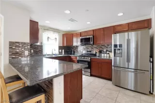 Photo #5: 2215140 Listing