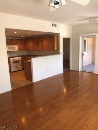 Photo #6: 2215676 Listing