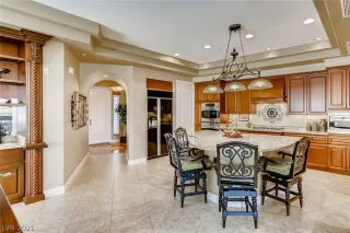 Photo #6: 2215891 Listing