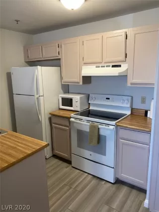 Photo #1: 2216938 Listing