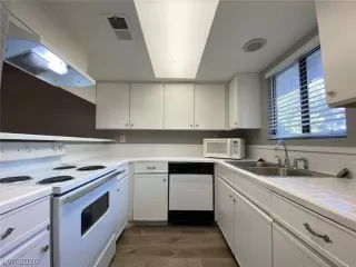 Photo #5: 2218326 Listing 