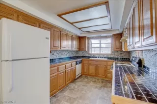 Photo #5: 2223448 Listing