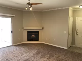 Photo #6: 2226998 Listing