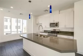 Photo #4: 2228452 Listing