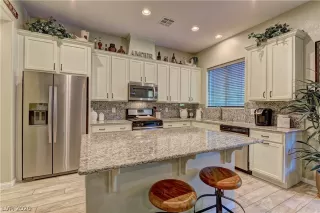 Photo #5: 2228743 Listing 