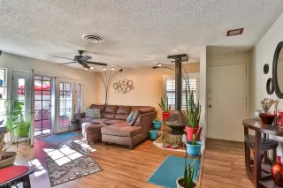 Photo #1: 2229583 Listing