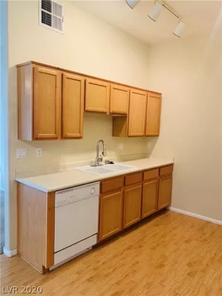 Photo #5: 2230008 Listing