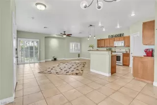 Photo #4: 2231757 Listing