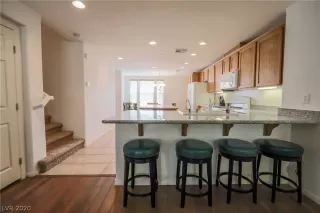 Photo #5: 2232698 Listing