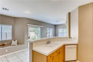 Photo #4: 2235860 Listing