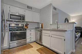 Photo #4: 2236981 Listing