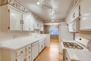 Photo #5: 2237871 Listing