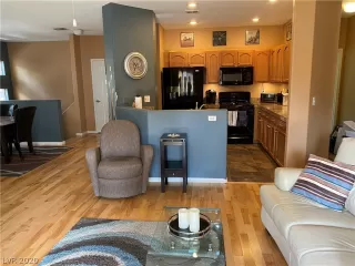 Photo #4: 2238326 Listing