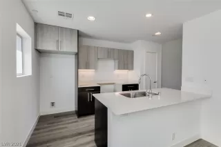 Photo #1: 2239016 Listing