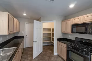 Photo #4: 2239636 Listing 