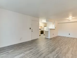 Photo #4: 2239701 Listing