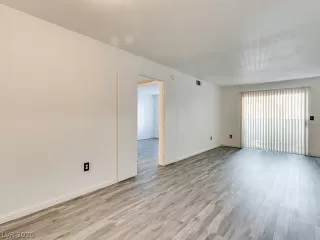 Photo #6: 2239701 Listing