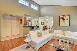 Photo #5: 2239952 Listing