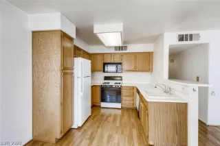 Photo #3: 2240000 Listing