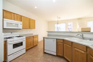 Photo #6: 2240331 Listing