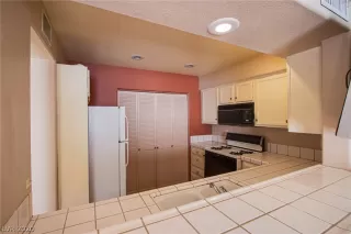 Photo #4: 2240978 Listing