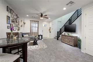 Photo #4: 2241400 Listing