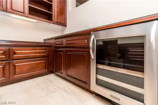 Photo #5: 2241717 Listing