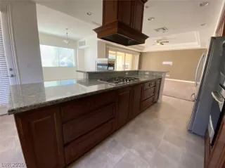 Photo #5: 2242111 Listing