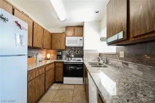 Photo #5: 2242366 Listing