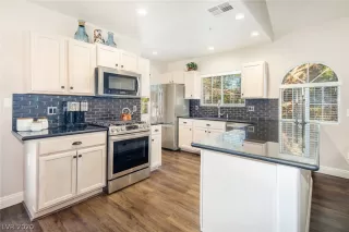 Photo #6: 2242839 Listing